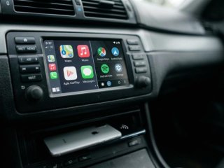 Apple CarPlay vs Android Auto: forskelle, krav og hvad der virker i �ldre biler