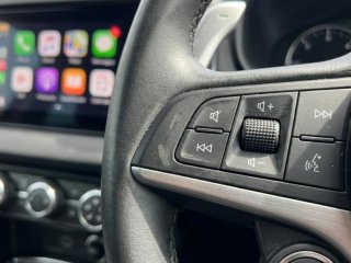 CarPlay/Android Auto interface med OEM-integration (ratknapper og original sk�rm)