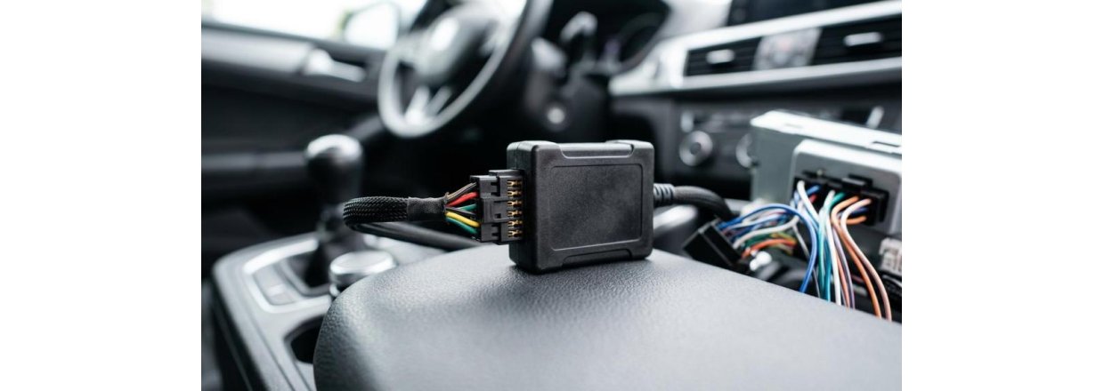 Modeltilpasset bilradio-pakke med ramme, CAN-bus adapter og ratbetjening