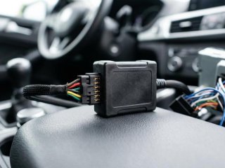 Modeltilpasset bilradio-pakke med ramme, CAN-bus adapter og ratbetjening