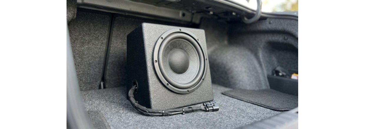 au2TEK opgradering af bilens fabrikslyd og subwoofer