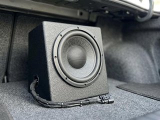au2TEK opgradering af bilens fabrikslyd og subwoofer