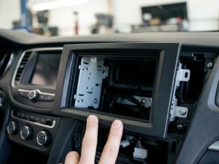 Radiorammer og dele til integreret radiomontering i bilen (modeltilpasset)