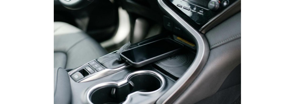 au2TEK OEM tr�dl�s oplader i bilen