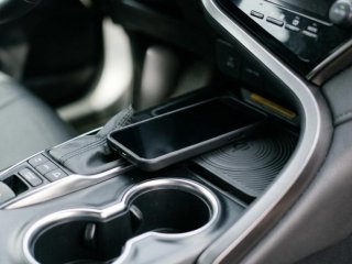 au2TEK OEM tr�dl�s oplader i bilen