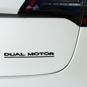 "Dual Motor" logo i mat sort - Tesla 3/Y